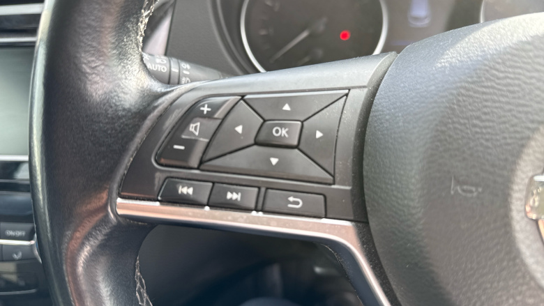 Nissan Qashqai 1.3 DiG-T Acenta Premium 5dr Petrol Hatchback